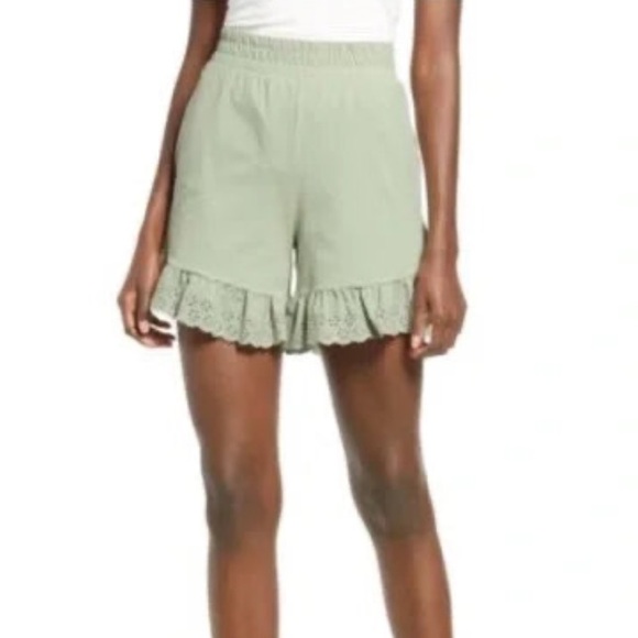 NWT Vera Moda Eyelet Trim Light Green Shorts - Picture 3 of 3